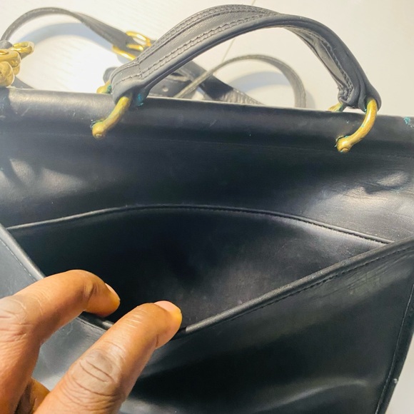 Coach Willis Bag Purse #9927
Black Leather Brass Buckle
Hungary Vintage 90s - Picture 10 of 12